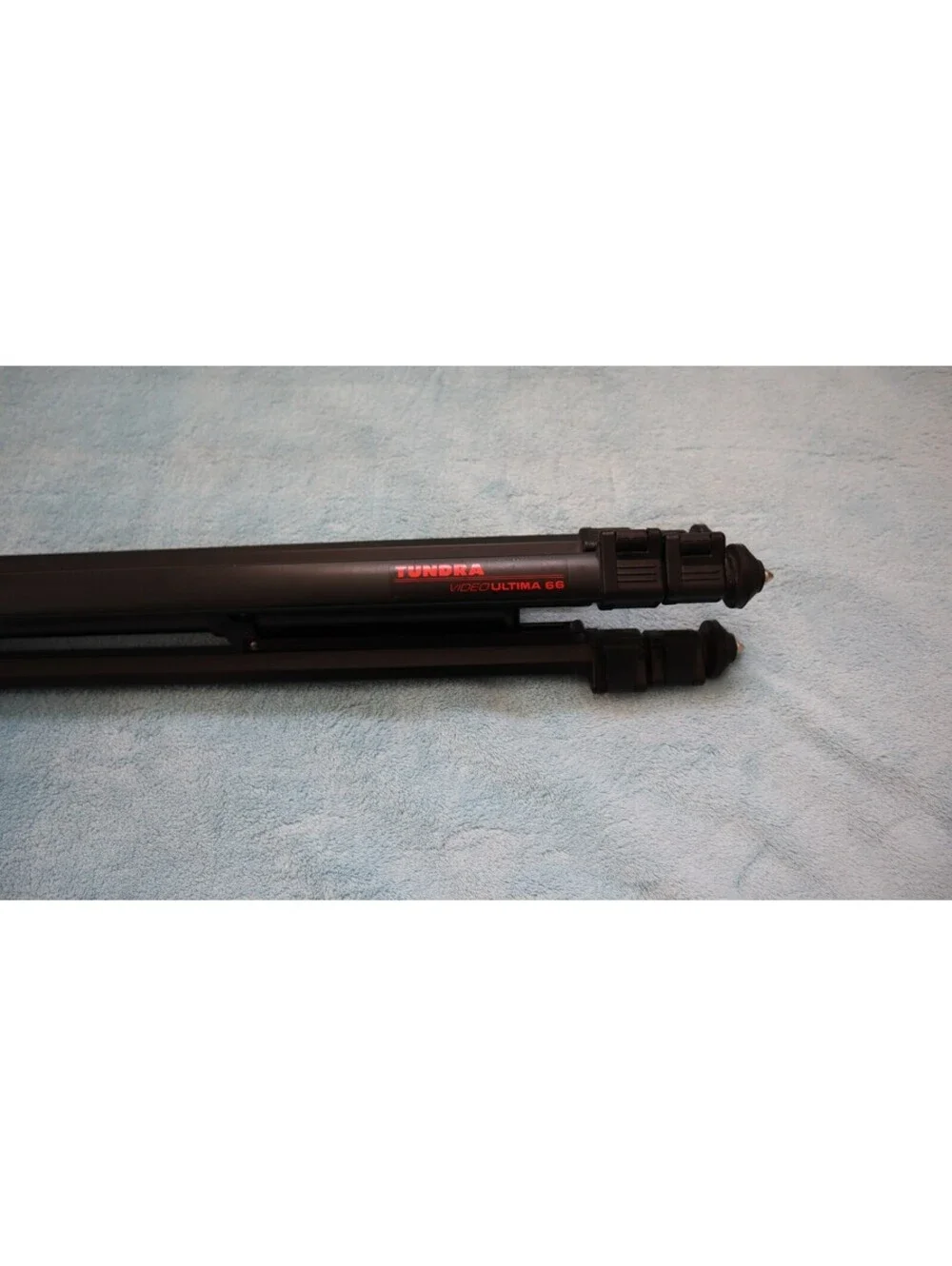 Tundra Video Ultima 66 Tripod Complete. Great Condition. With a pan/tilt head.